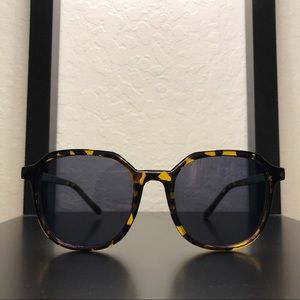 Tortoise Frame Sunglasses 🕶